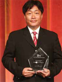 Thomas Chang, the developer of the NC-518 Calcium for Bone Health, accepts the 2011 IFT Food Expo Innovation Award.