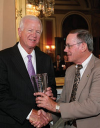 Congressional Support for Science Awardees Lincoln receive their award from IFT President Heldman.