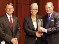 IFT Member Duane Larick and IFT President Marianne Gillette present the Congressional Support for Science Award to Sen. Richard Burr (right).