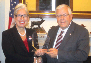 IFT Past President Marianne Gillette presents Sen. Mike Enzi with the 2012 Congressional Support for Science Award
