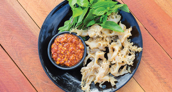 Boiled jellyfish with peanut dipping sauce.