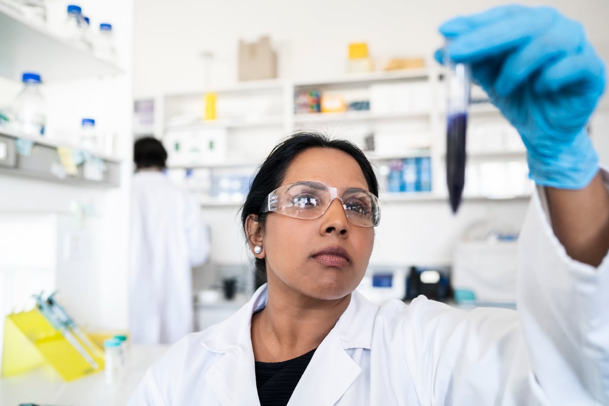 Female_Chemistry_Looking