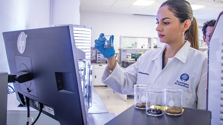 Celeste Ibarra-Herrera conducts an experiment in her lab at the Tecnológico de Monterrey.