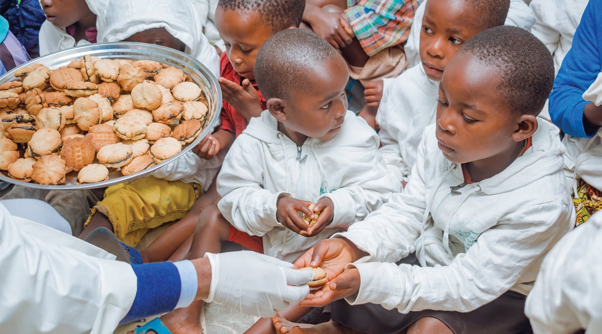 Feeding children leaf protein concentrate biscuit sandwiches