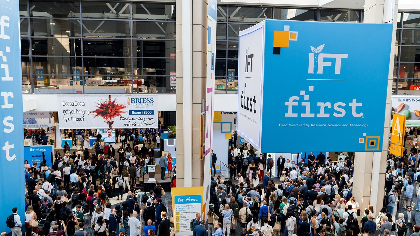 A packed entrance of attendees entering the IFT FIRST expo hall.