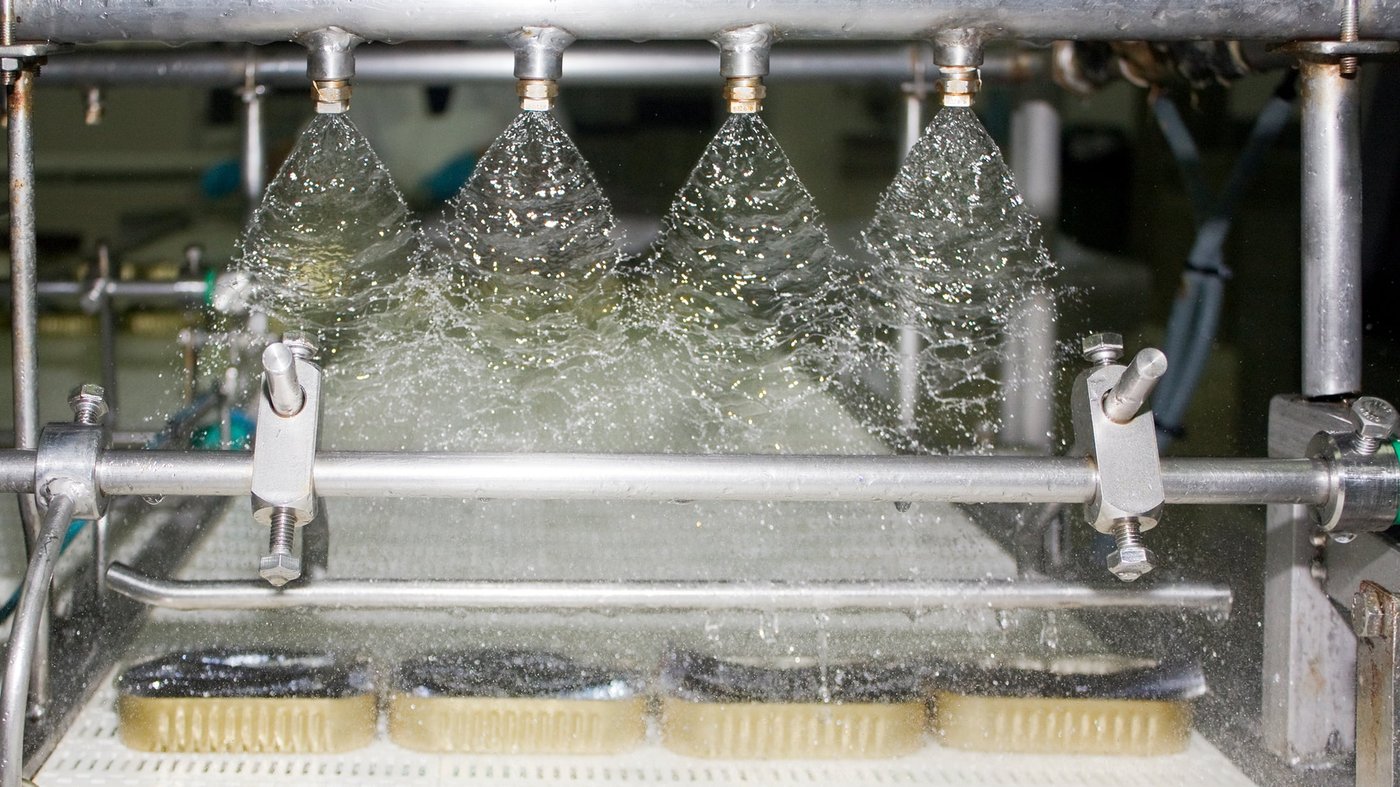 Canned food packaging production line, filling cans