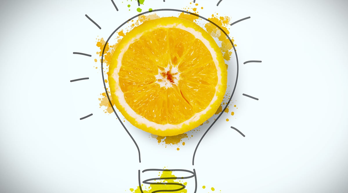 An orange slice inside a drawing of a light bulb.