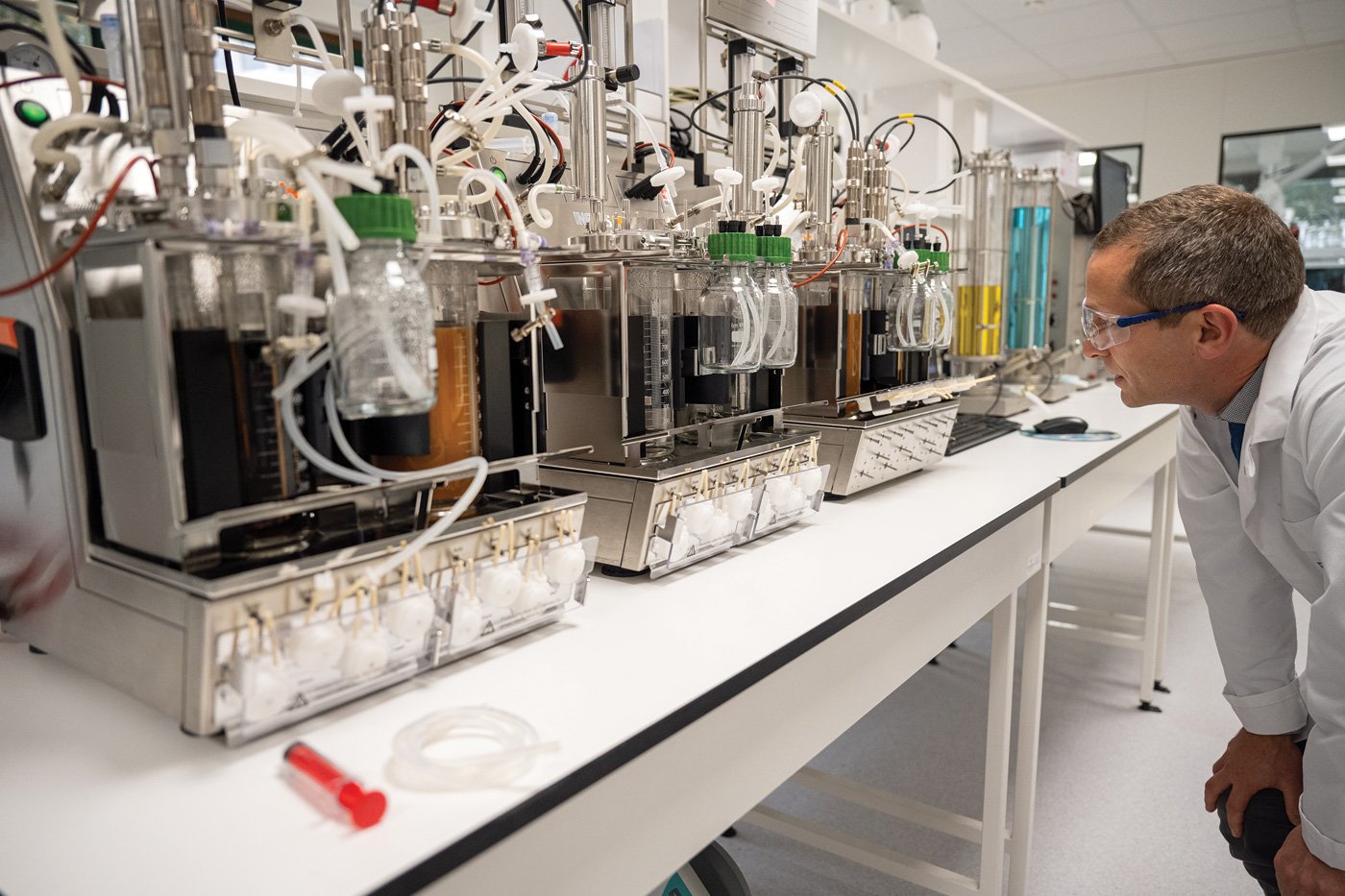 Le Centre d'Innovation Ferments du Futur (CI2F) sur Paris-Saclay Nicolas Barraud, directeur des operations et technologies du CI2F observe une fermentation en cours dans un groupe de 6 bioreacteurs 1 L Multifors.