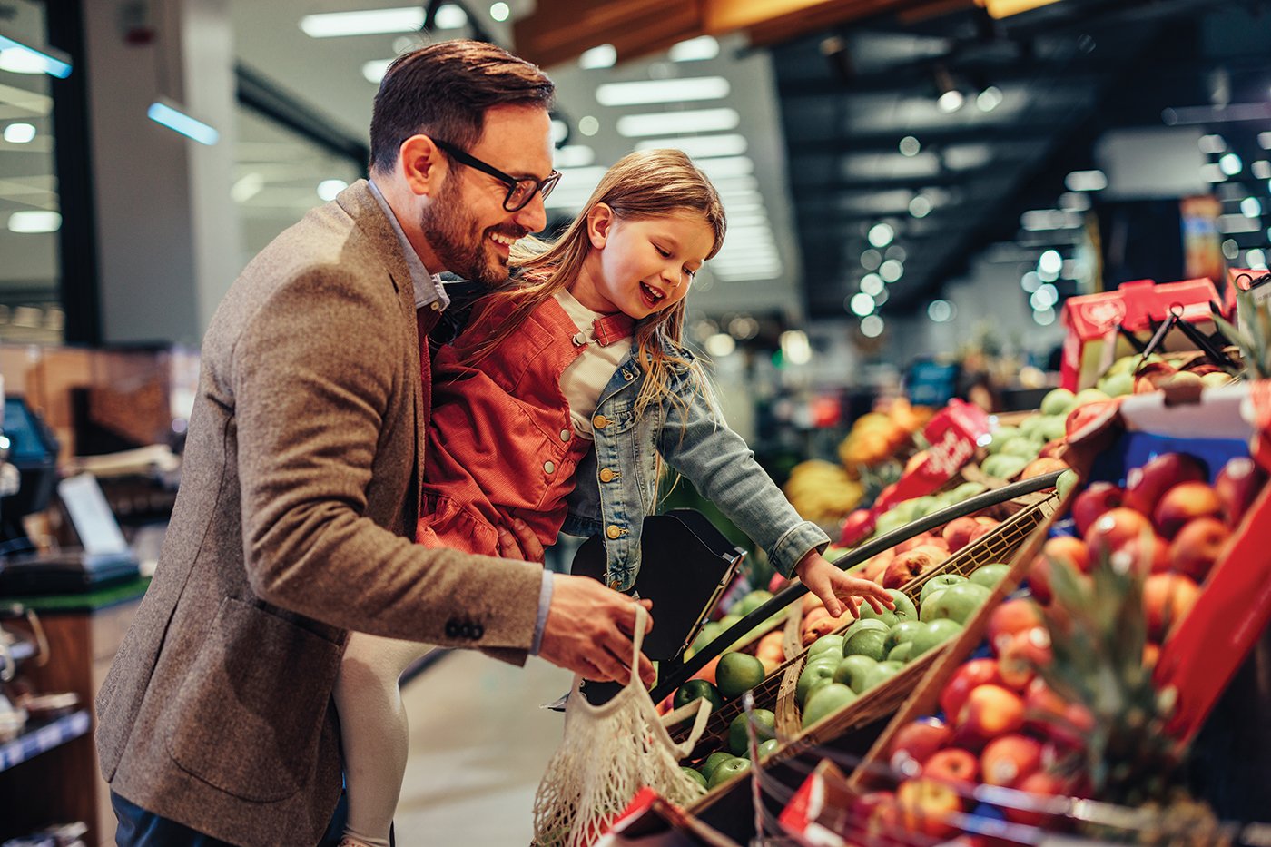 dad and child grocery shopping