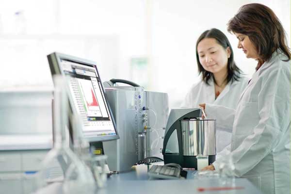 Malvern Instruments personnel add sample to Mastersizer 3000. 