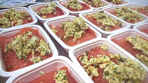 Salmon with lemon-caper butter in MAPS-compatible serving trays